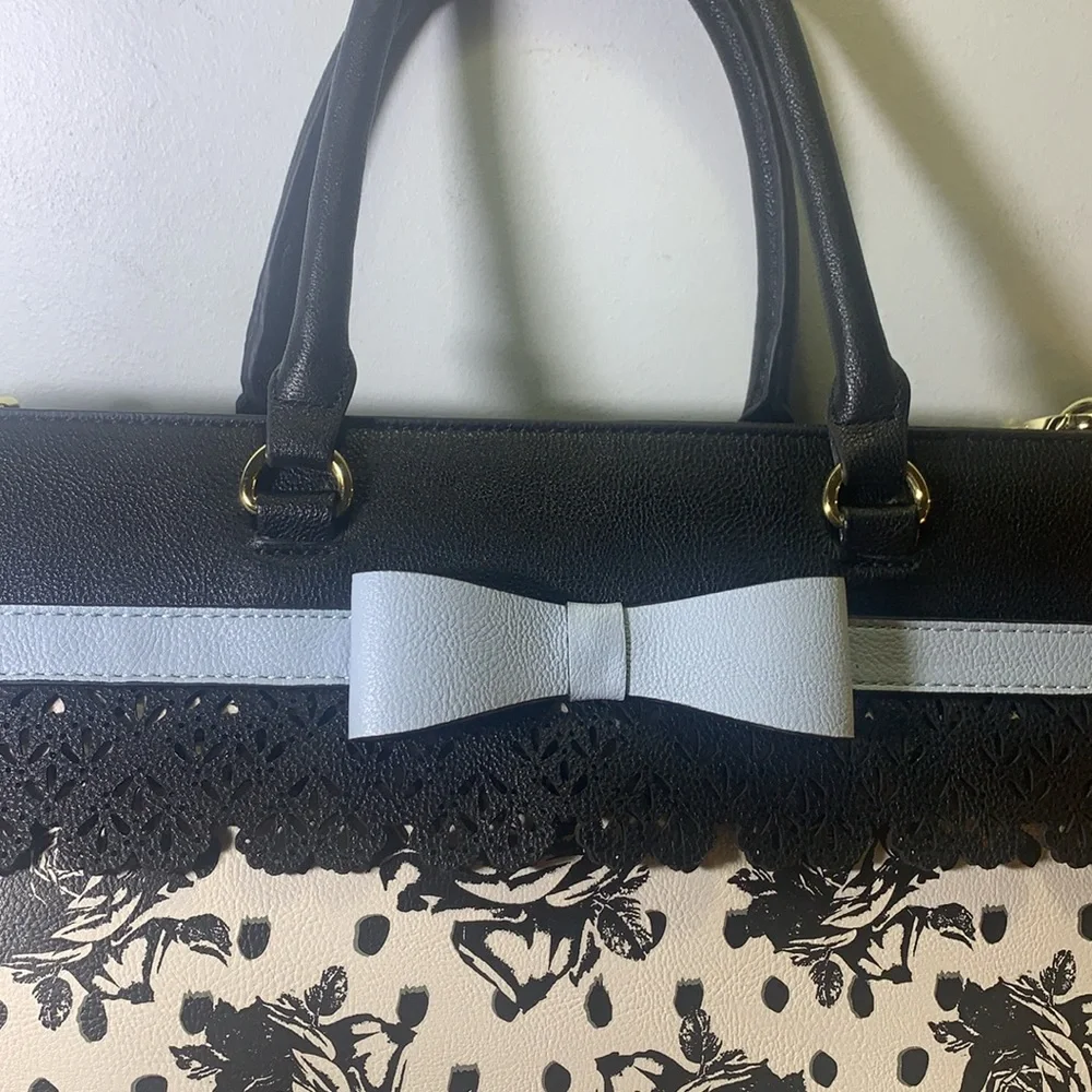 Betsey Johnson black & white with rose print and light blue bow trim - Picture 5 of 10